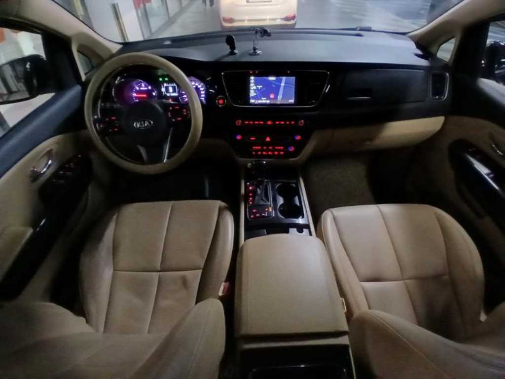 KIA Carnival - Vista 6