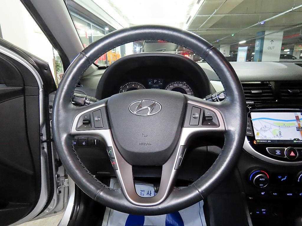 HYUNDAI Accent - Vista 8