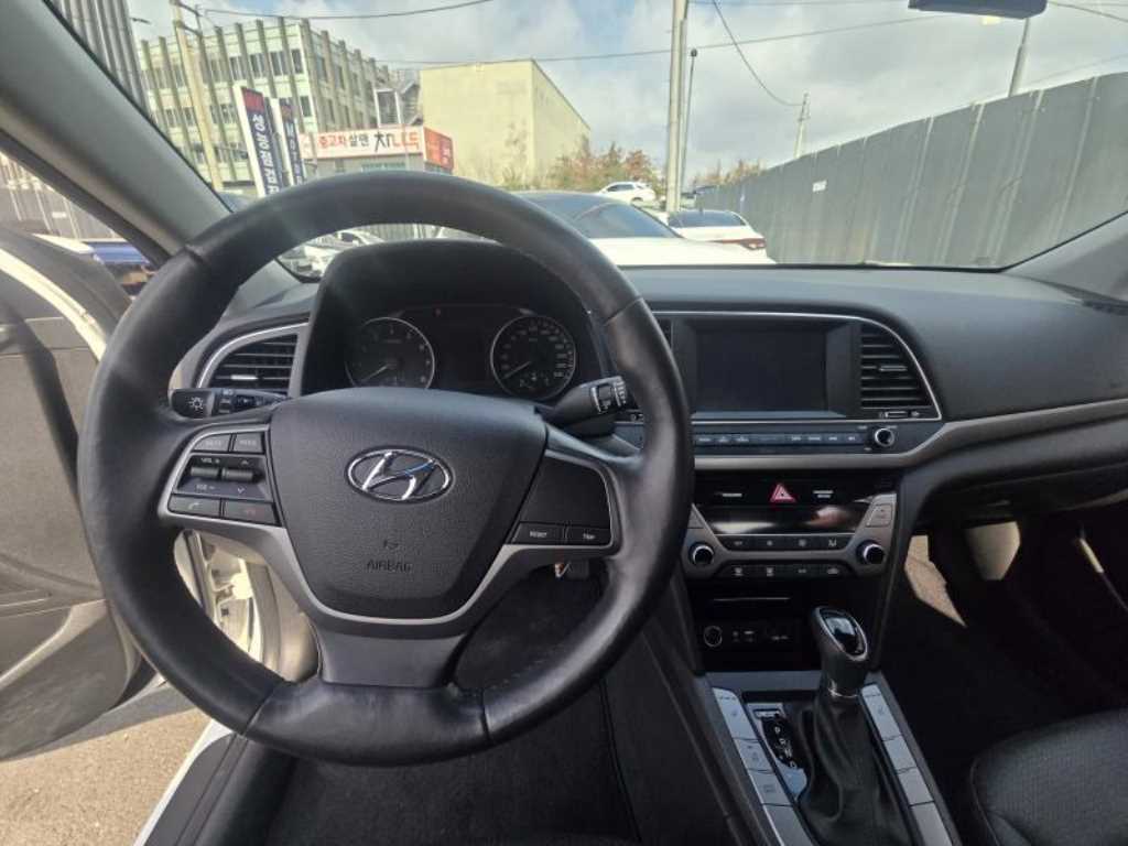 HYUNDAI Avante - Vista 4