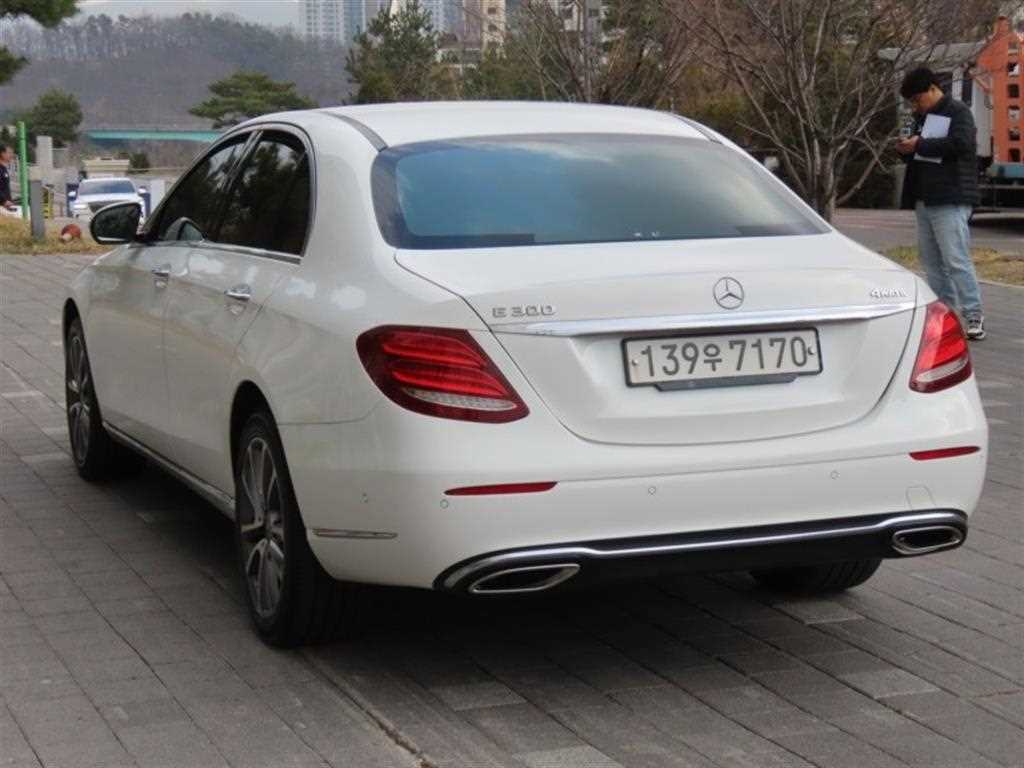 Mercedes Benz E class - Vista 4
