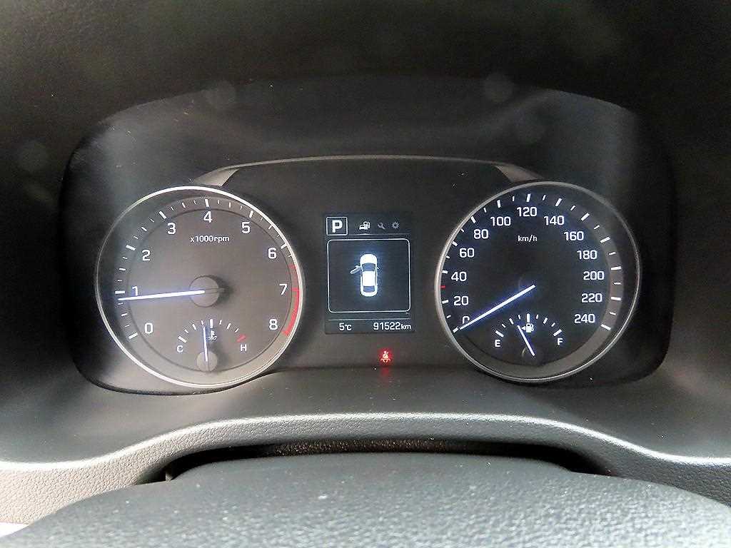 HYUNDAI Avante - Vista 9