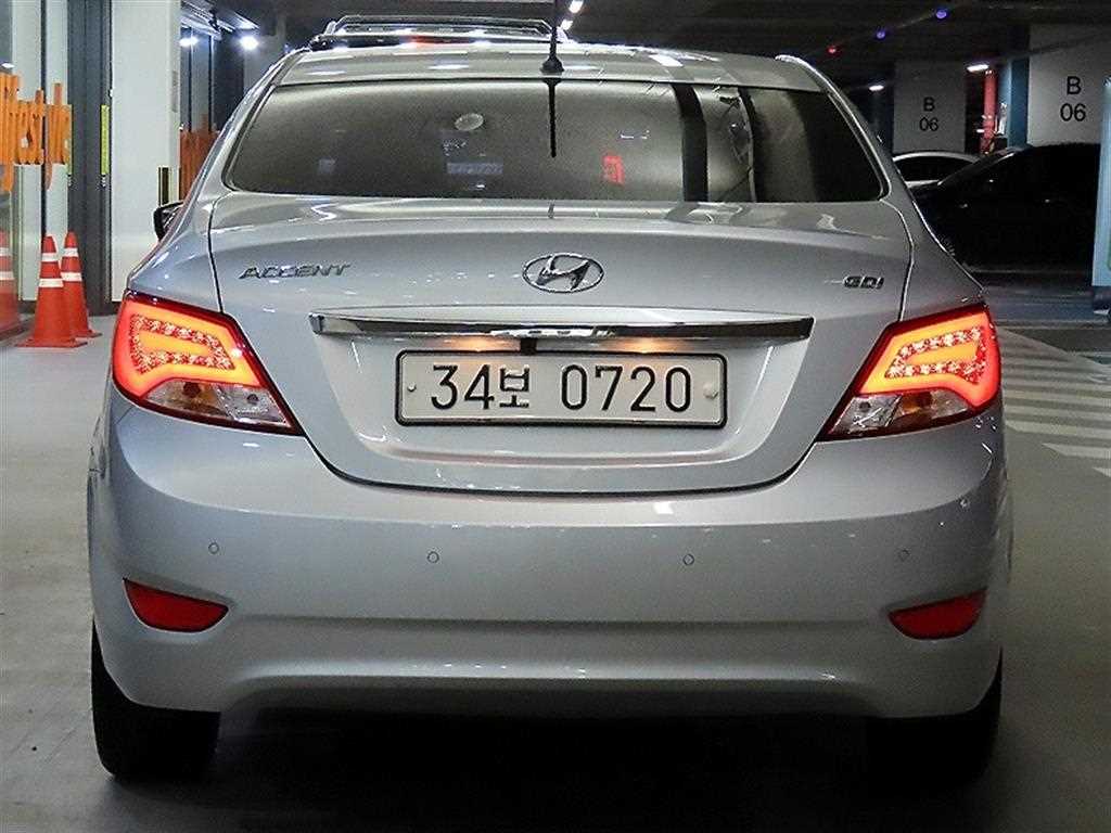HYUNDAI Accent - Vista 5