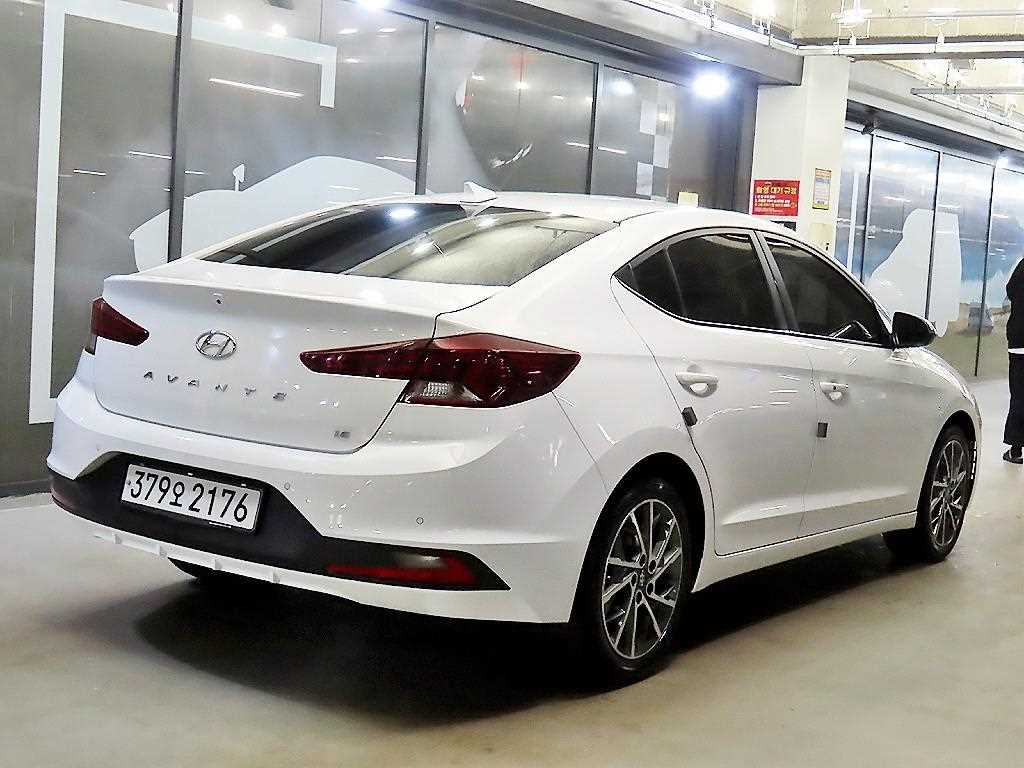 HYUNDAI Avante - Vista 3