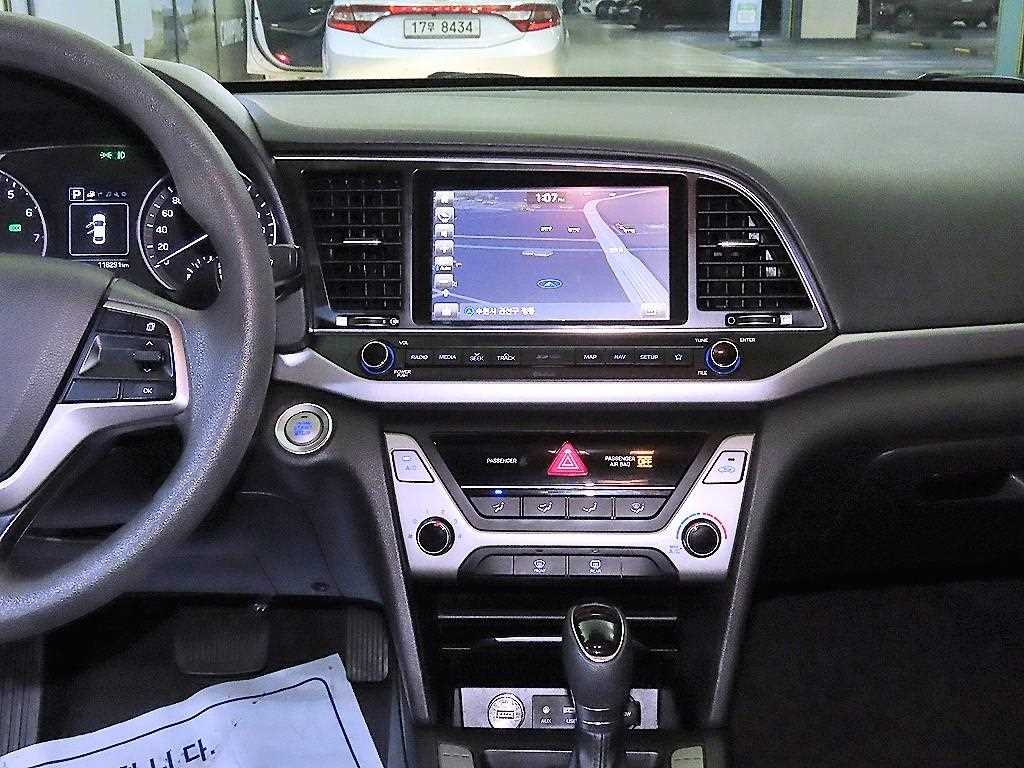 HYUNDAI Avante - Vista 11