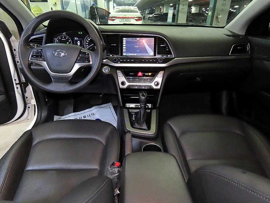 HYUNDAI Avante - Vista 10