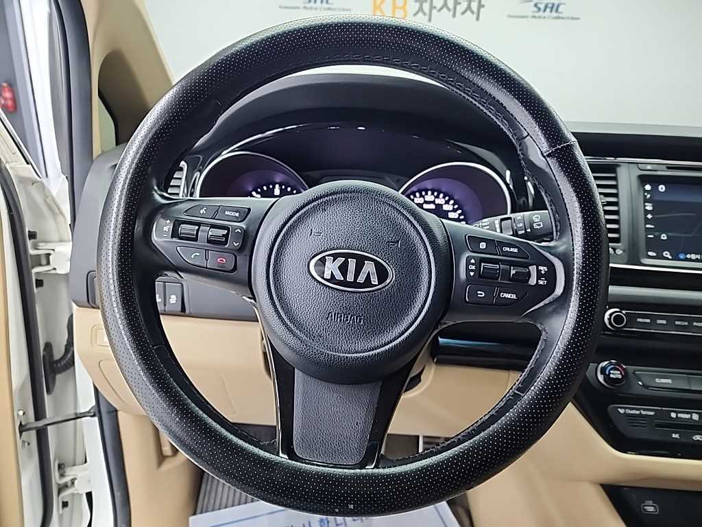 KIA Carnival - Vista 9