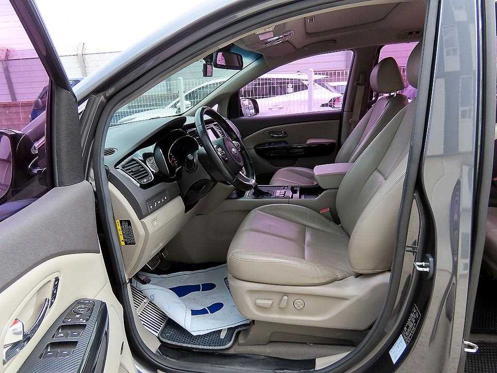 KIA Carnival - Vista 5