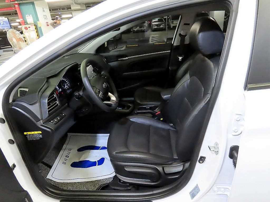 HYUNDAI Avante - Vista 5