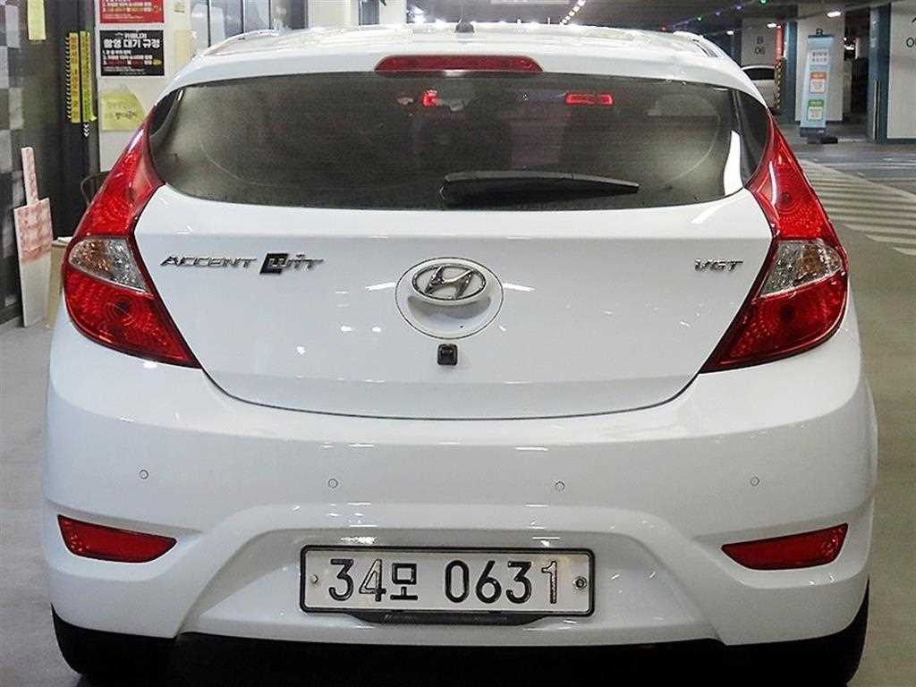HYUNDAI Accent - Vista 5