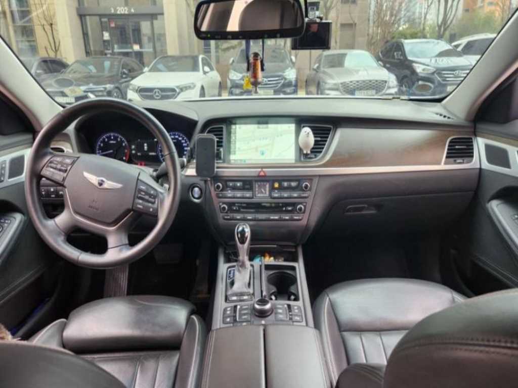 HYUNDAI Genesis - Vista 5