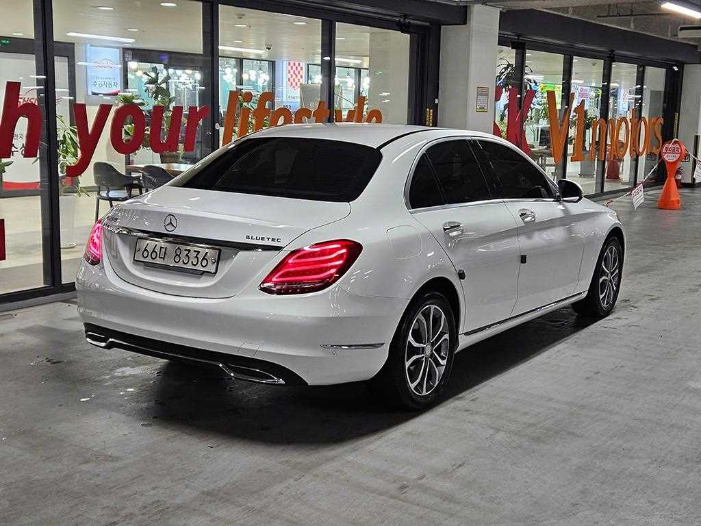 Mercedes Benz C Class - Vista 4