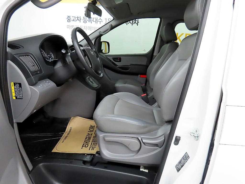 HYUNDAI Starex - Vista 5