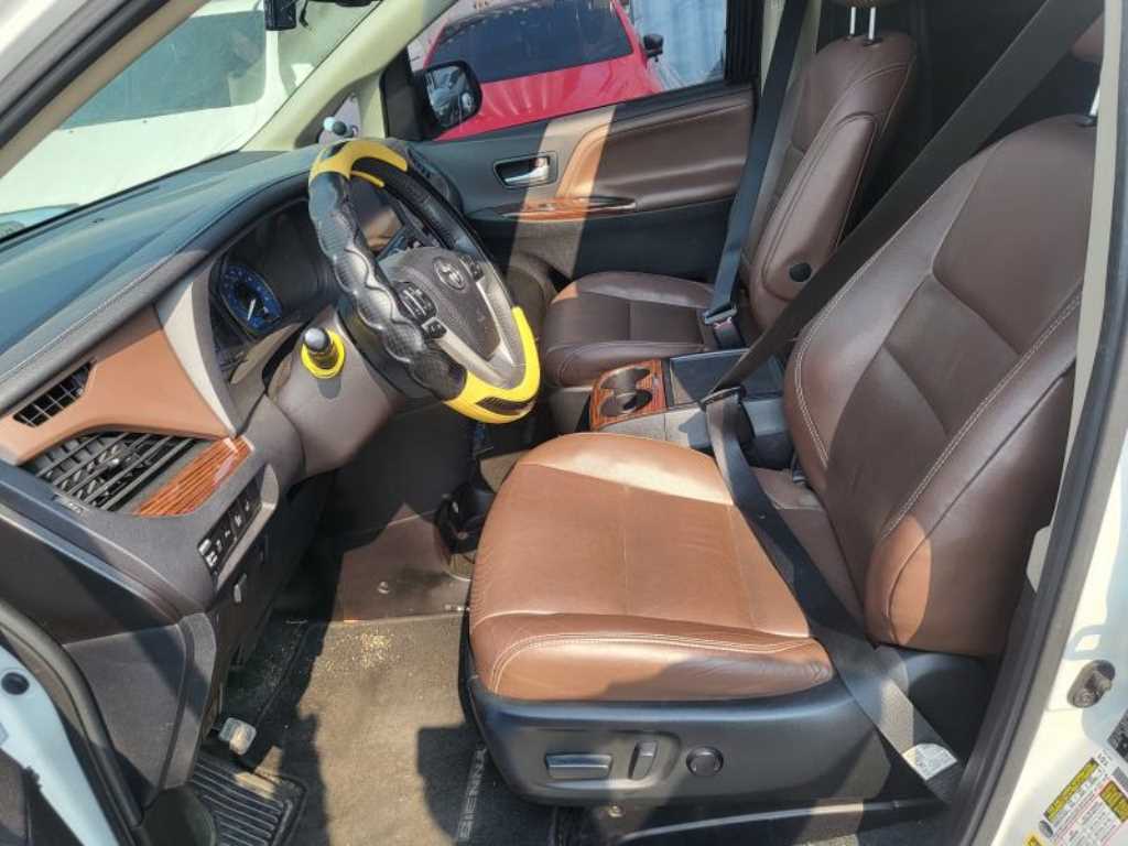Toyota Siena - Vista 11