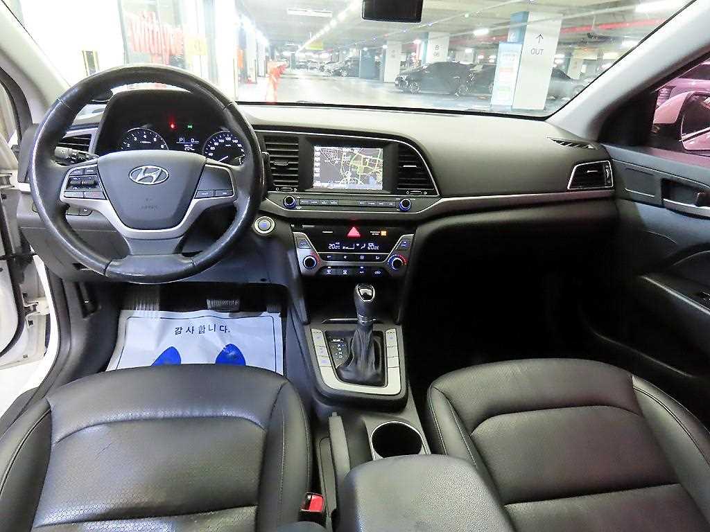 HYUNDAI Avante - Vista 10