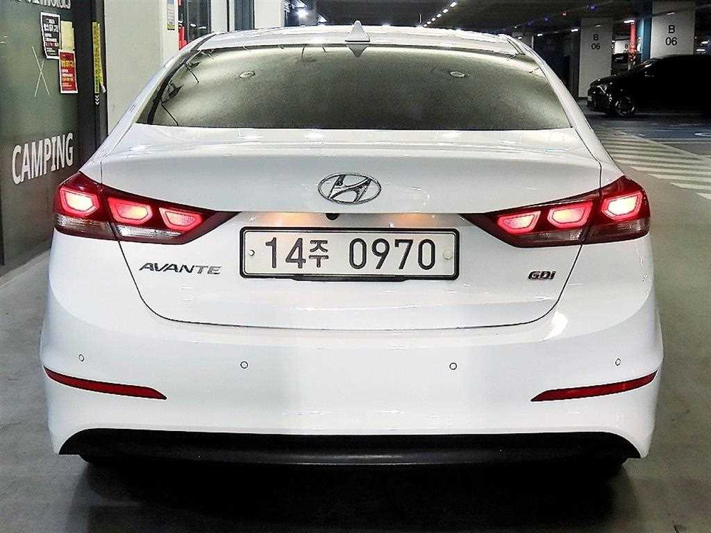 HYUNDAI Avante - Vista 5