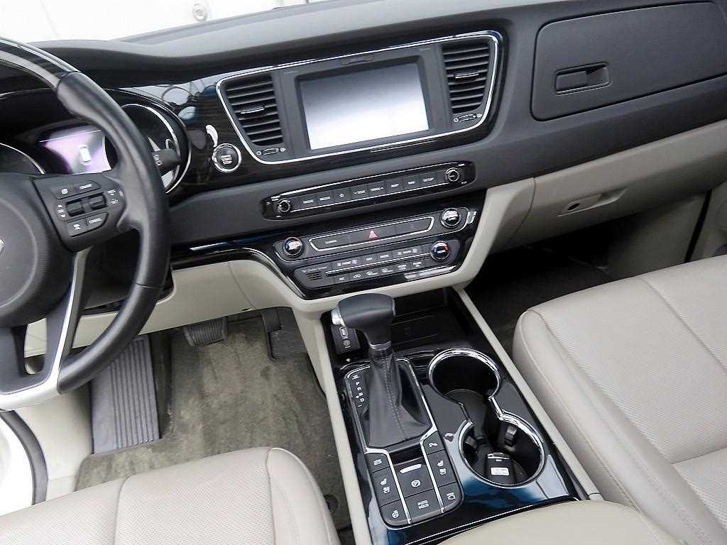 KIA Carnival - Vista 12