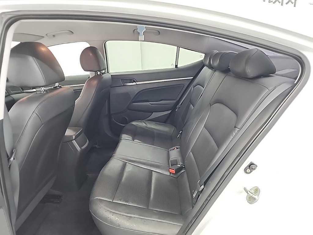 HYUNDAI Avante - Vista 12