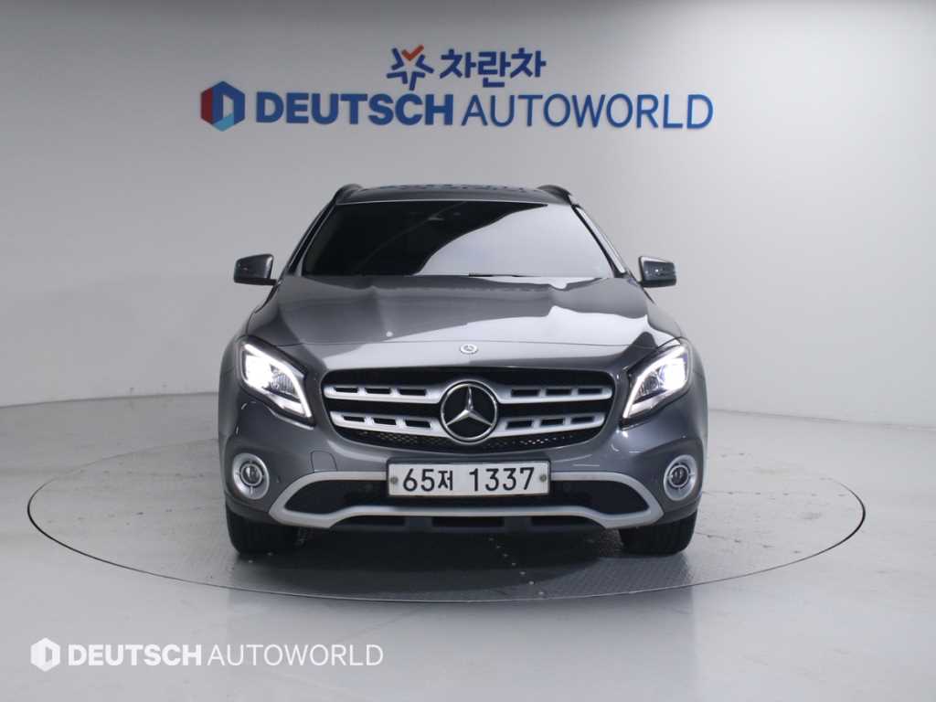 Mercedes Benz GLA Class - Vista 3