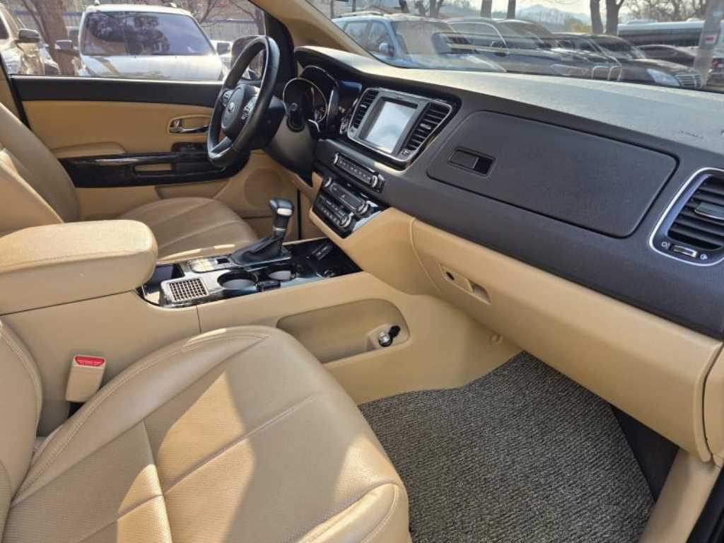 KIA Carnival - Vista 11