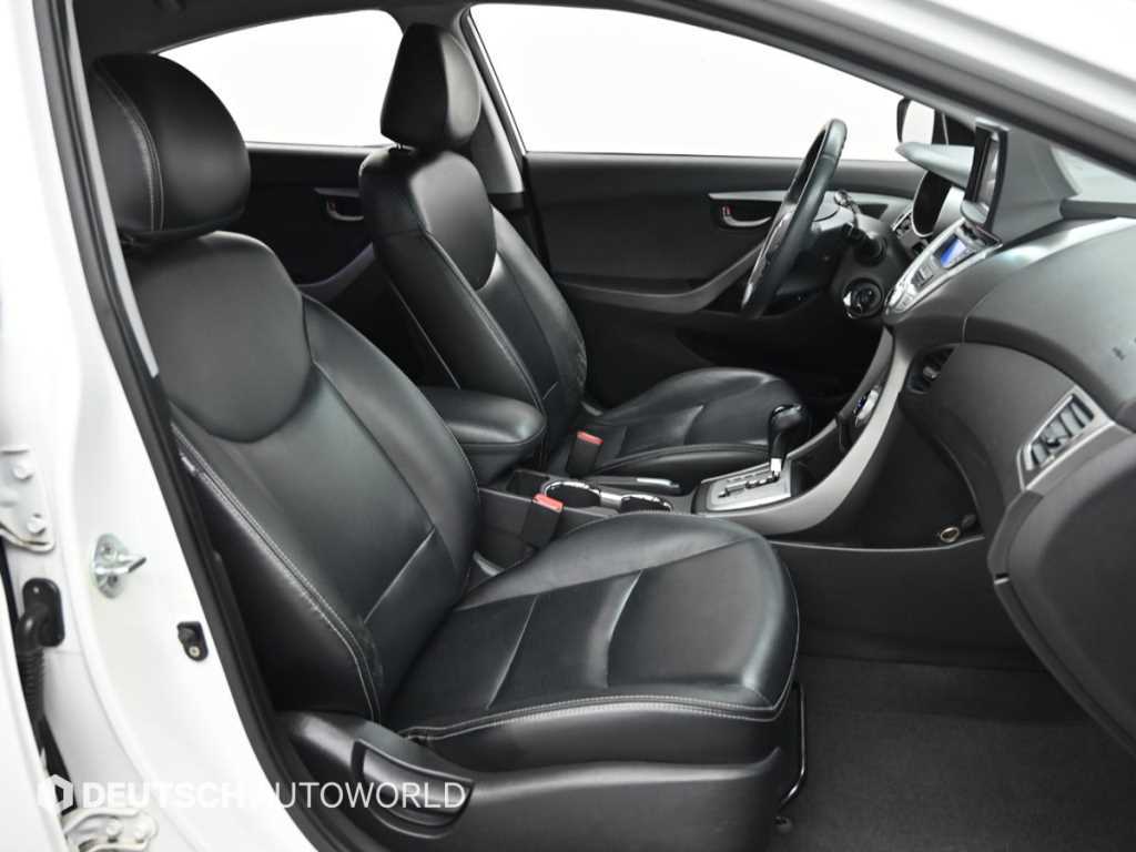 HYUNDAI Avante - Vista 10