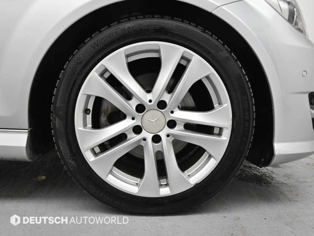 Mercedes Benz C Class - Vista 5