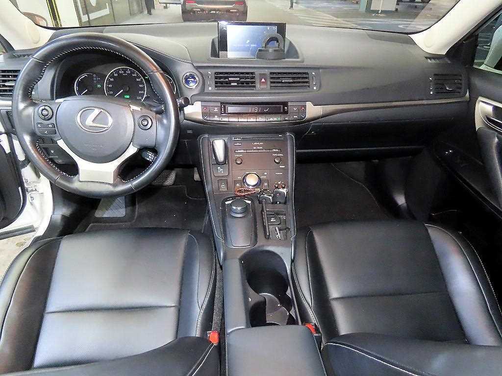 Lexus CT - Vista 10
