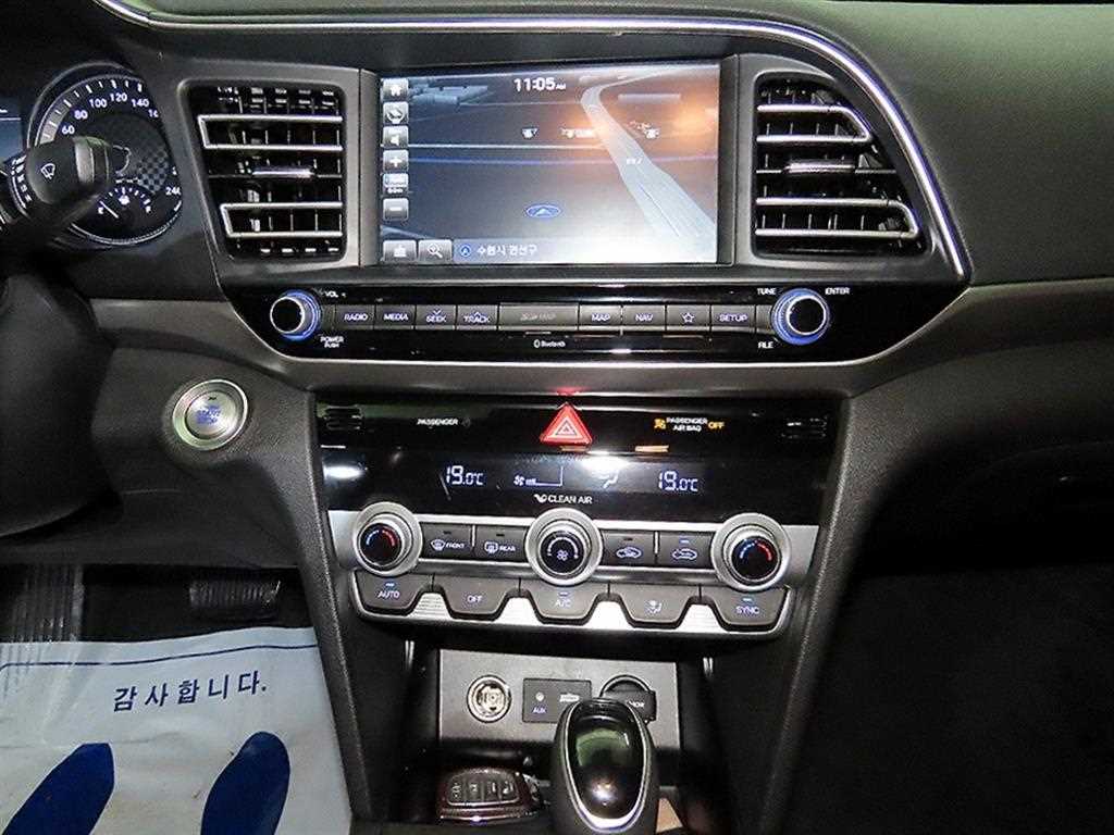 HYUNDAI Avante - Vista 11