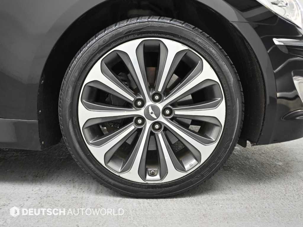 HYUNDAI Genesis - Vista 5