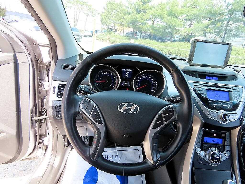HYUNDAI Avante - Vista 8