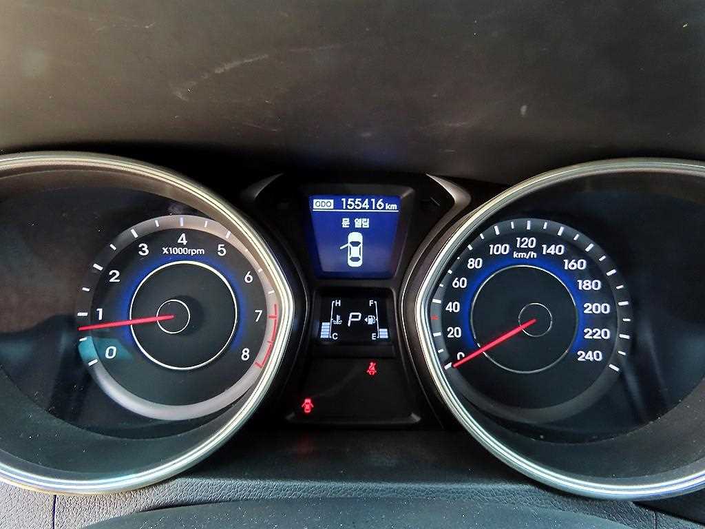 HYUNDAI Avante - Vista 9