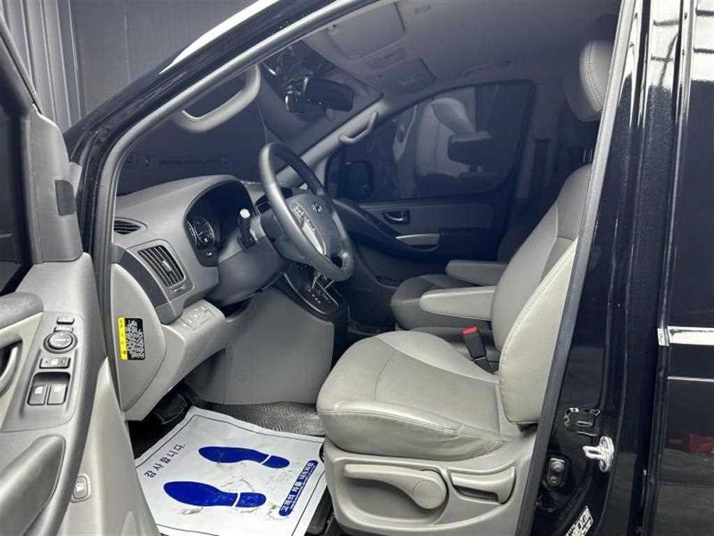 HYUNDAI Starex - Vista 6