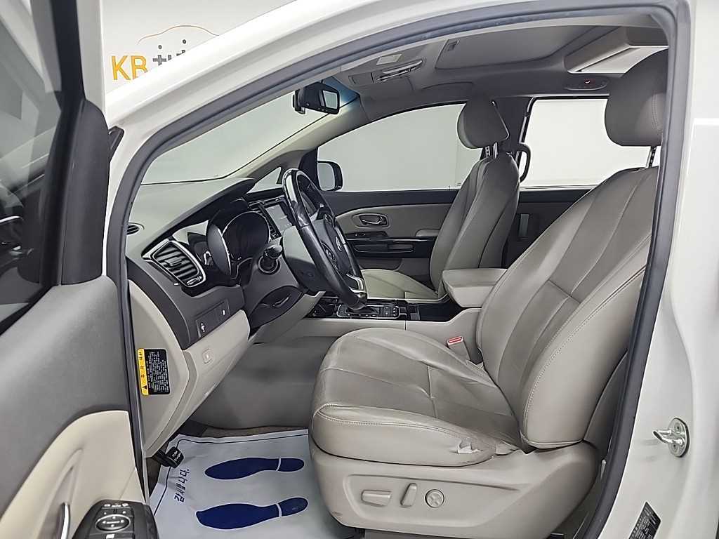KIA Carnival - Vista 11