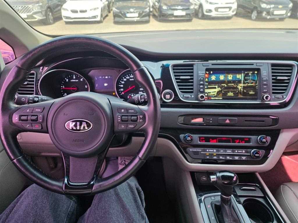 KIA Carnival - Vista 9