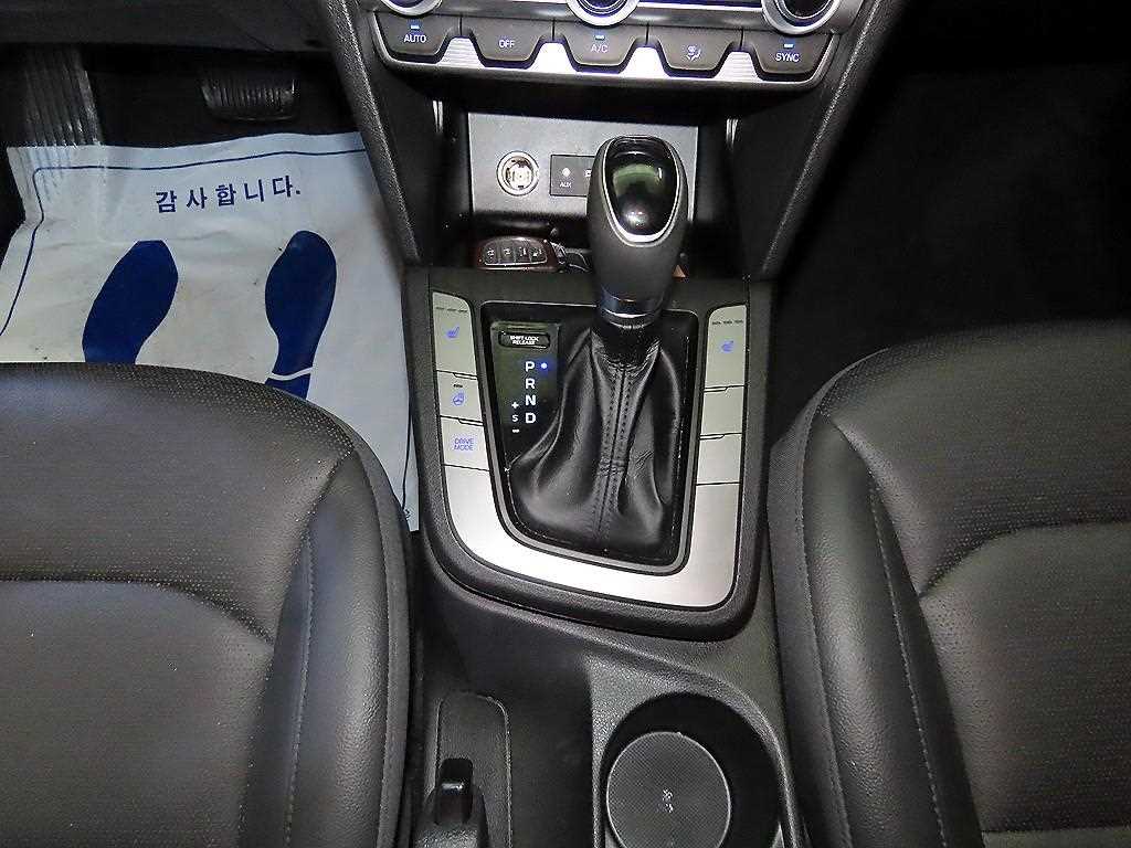 HYUNDAI Avante - Vista 12