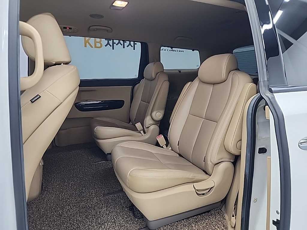 KIA Carnival - Vista 12