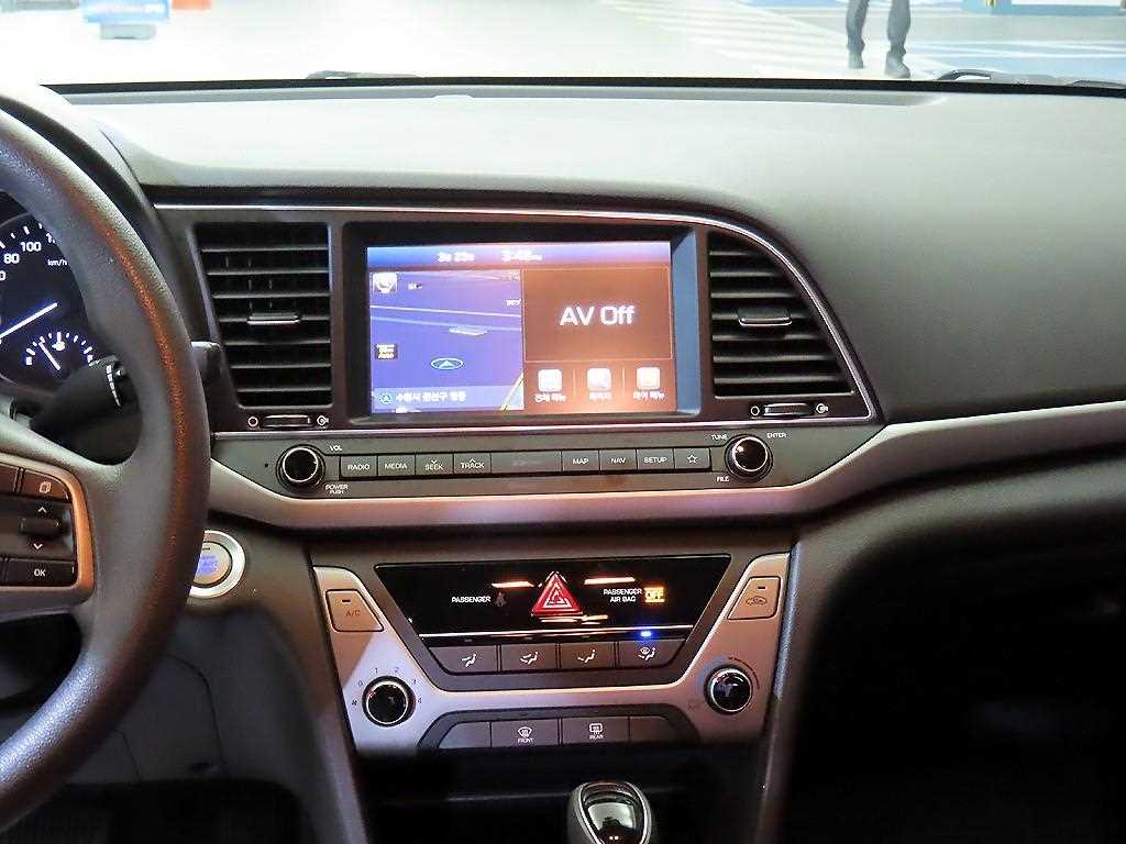 HYUNDAI Avante - Vista 11