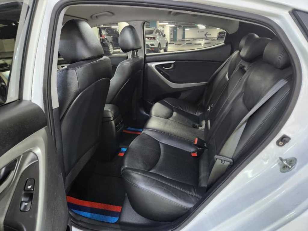 HYUNDAI Avante - Vista 7