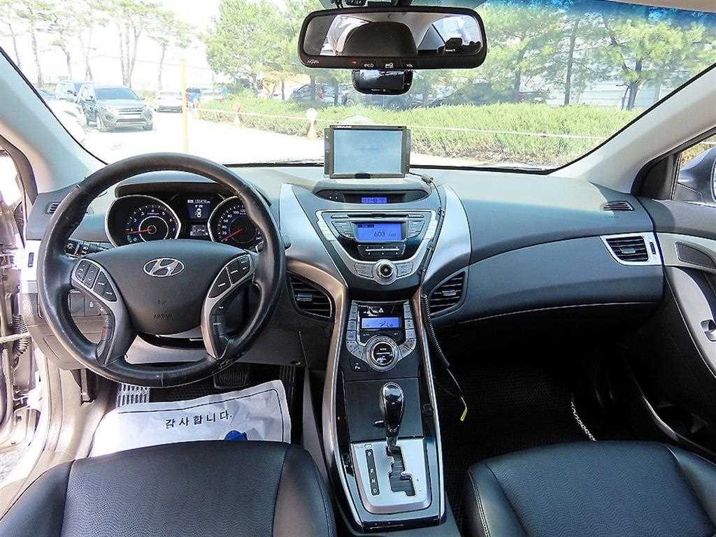 HYUNDAI Avante - Vista 7