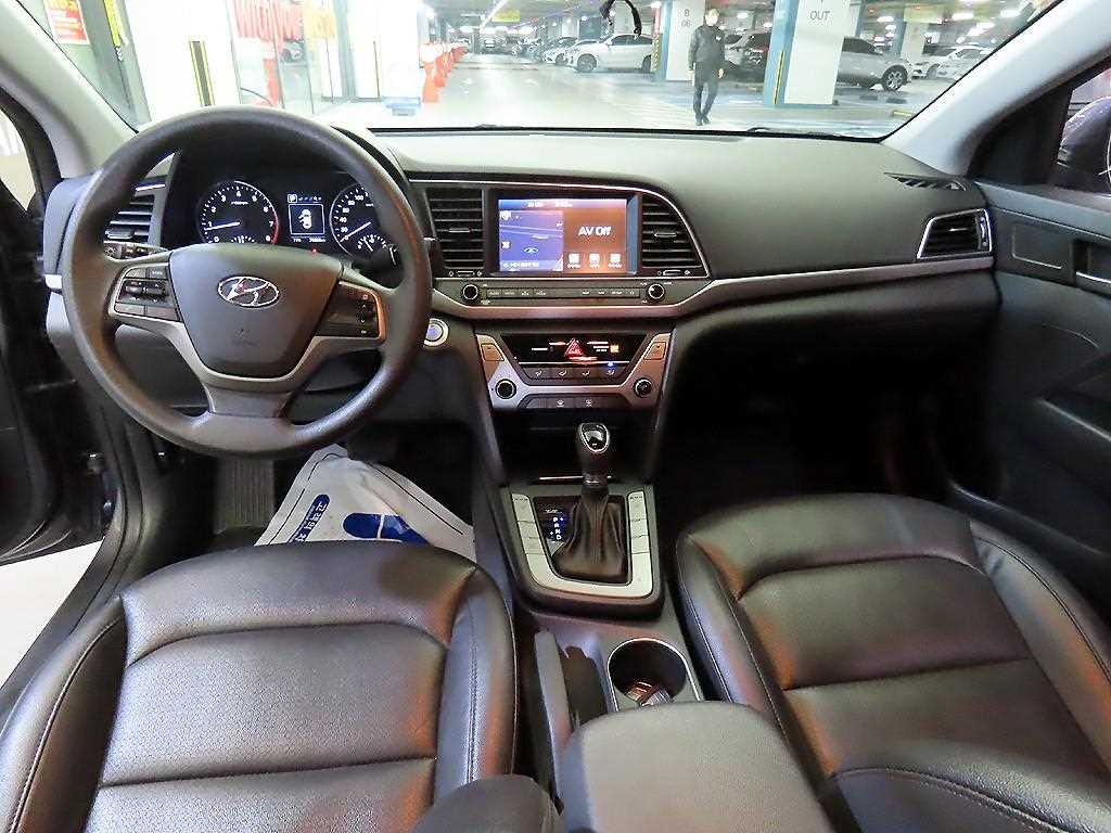 HYUNDAI Avante - Vista 10