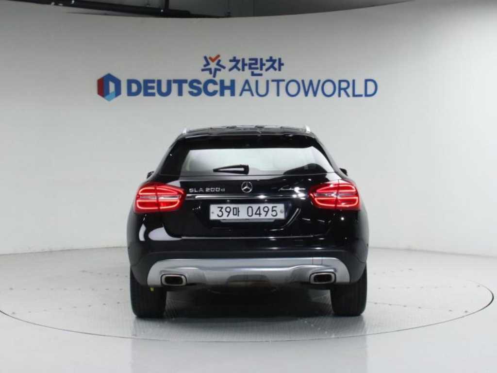 Mercedes Benz GLA Class - Vista 4