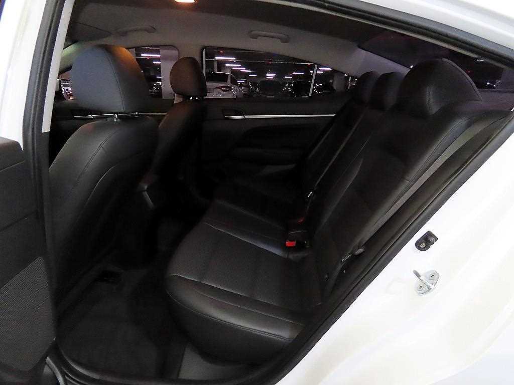 HYUNDAI Avante - Vista 7