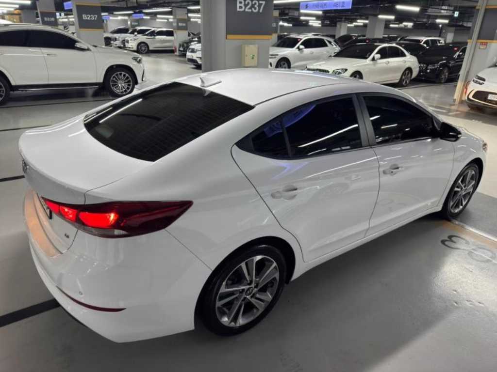 HYUNDAI Avante - Vista 5