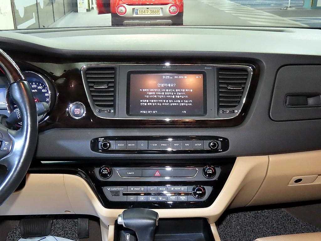 KIA Carnival - Vista 11