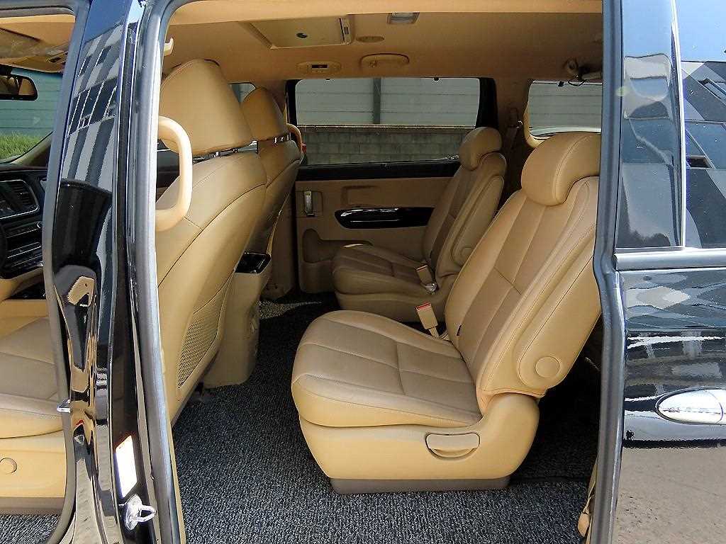 KIA Carnival - Vista 6