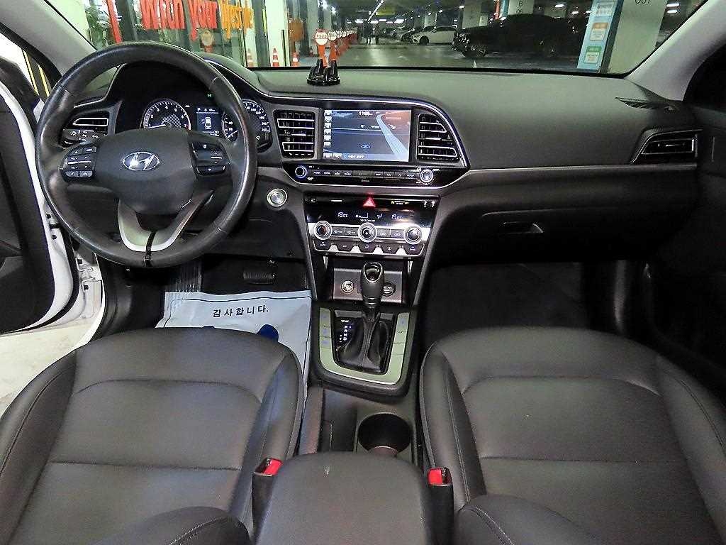 HYUNDAI Avante - Vista 10