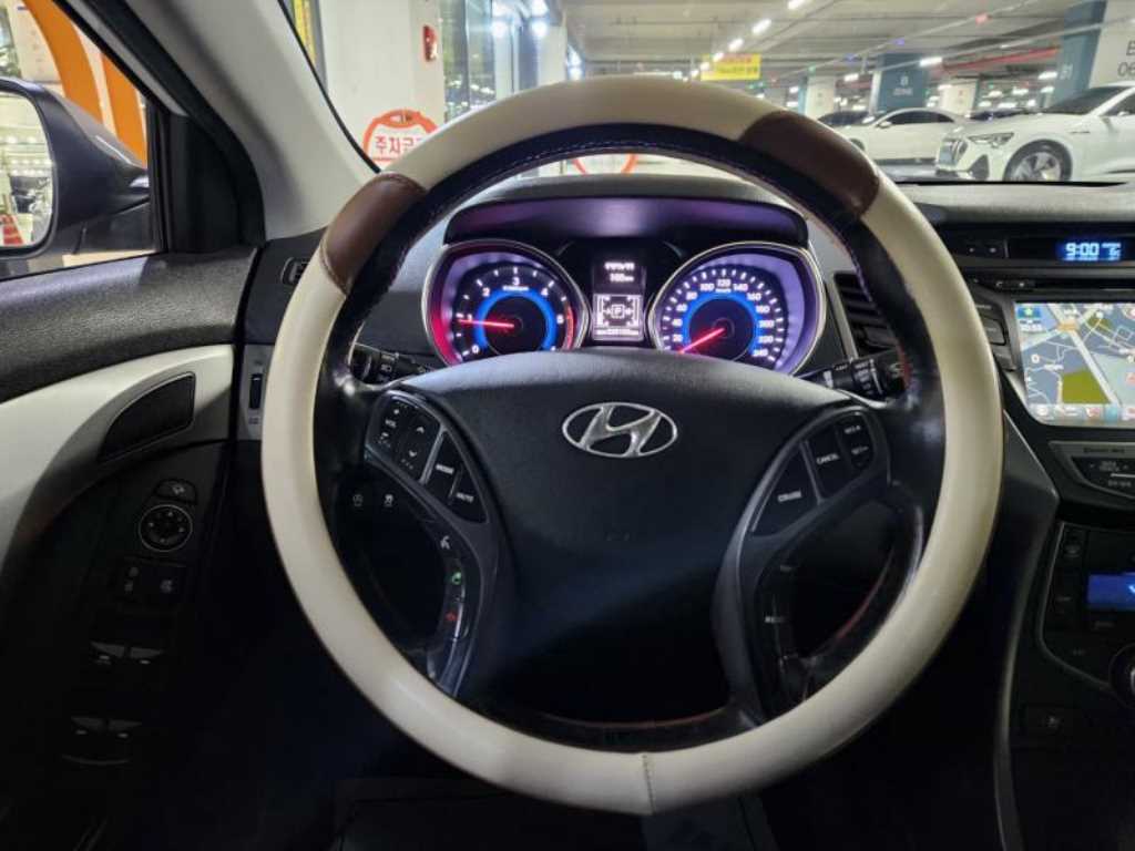 HYUNDAI Avante - Vista 8