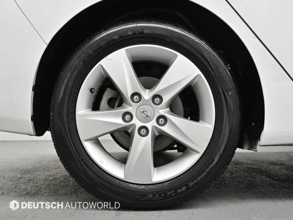 HYUNDAI Avante - Vista 5