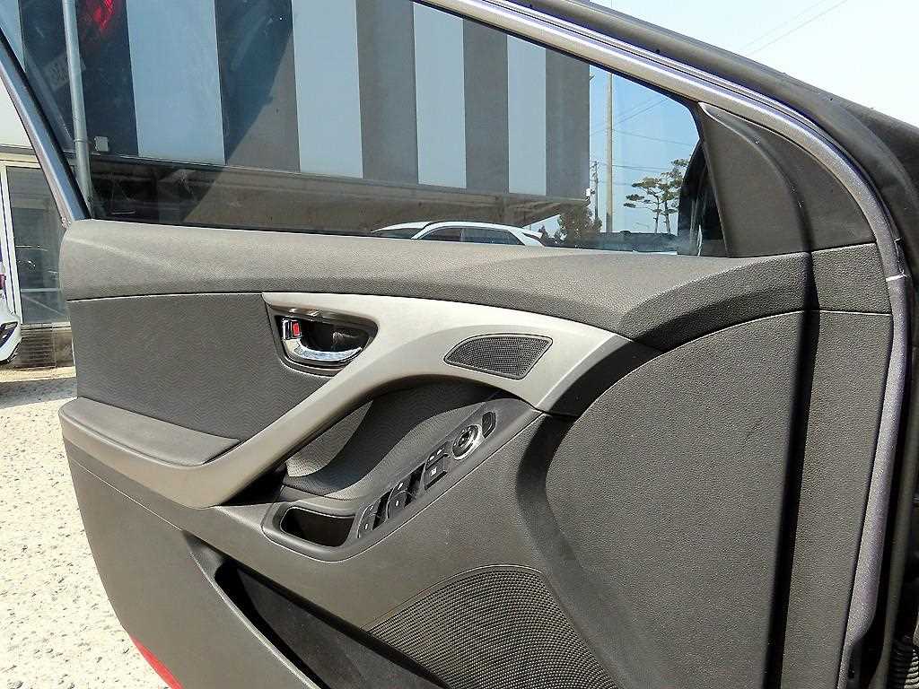 HYUNDAI Avante - Vista 11