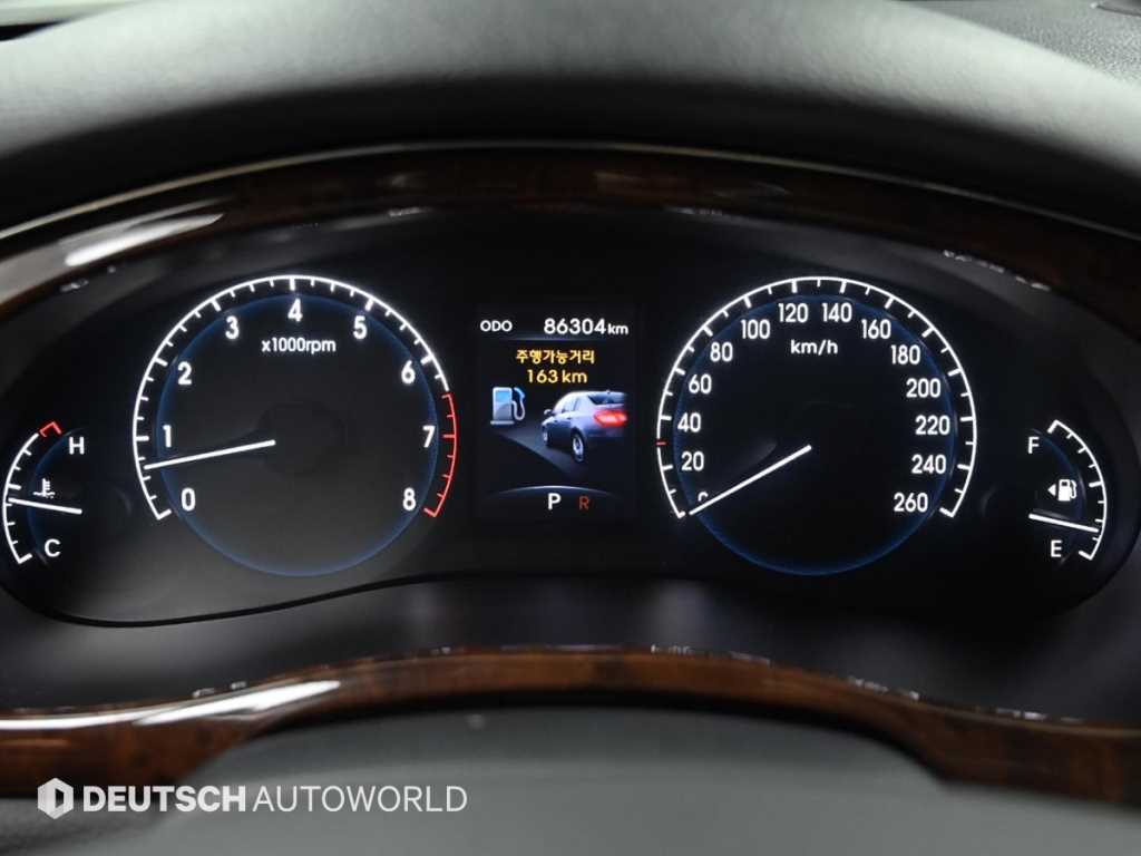 HYUNDAI Genesis - Vista 5