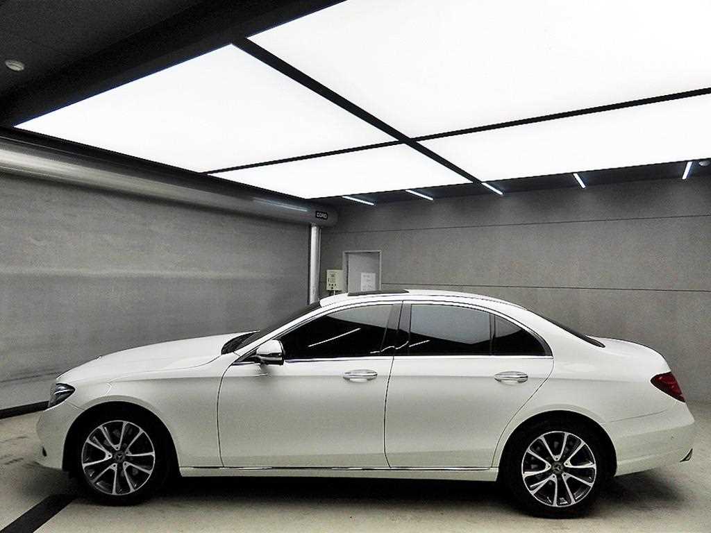 Mercedes Benz E class - Vista 4